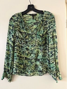 BCBGMaxAzria Green Printed V-Neck Long Sleeve Blouse; silk